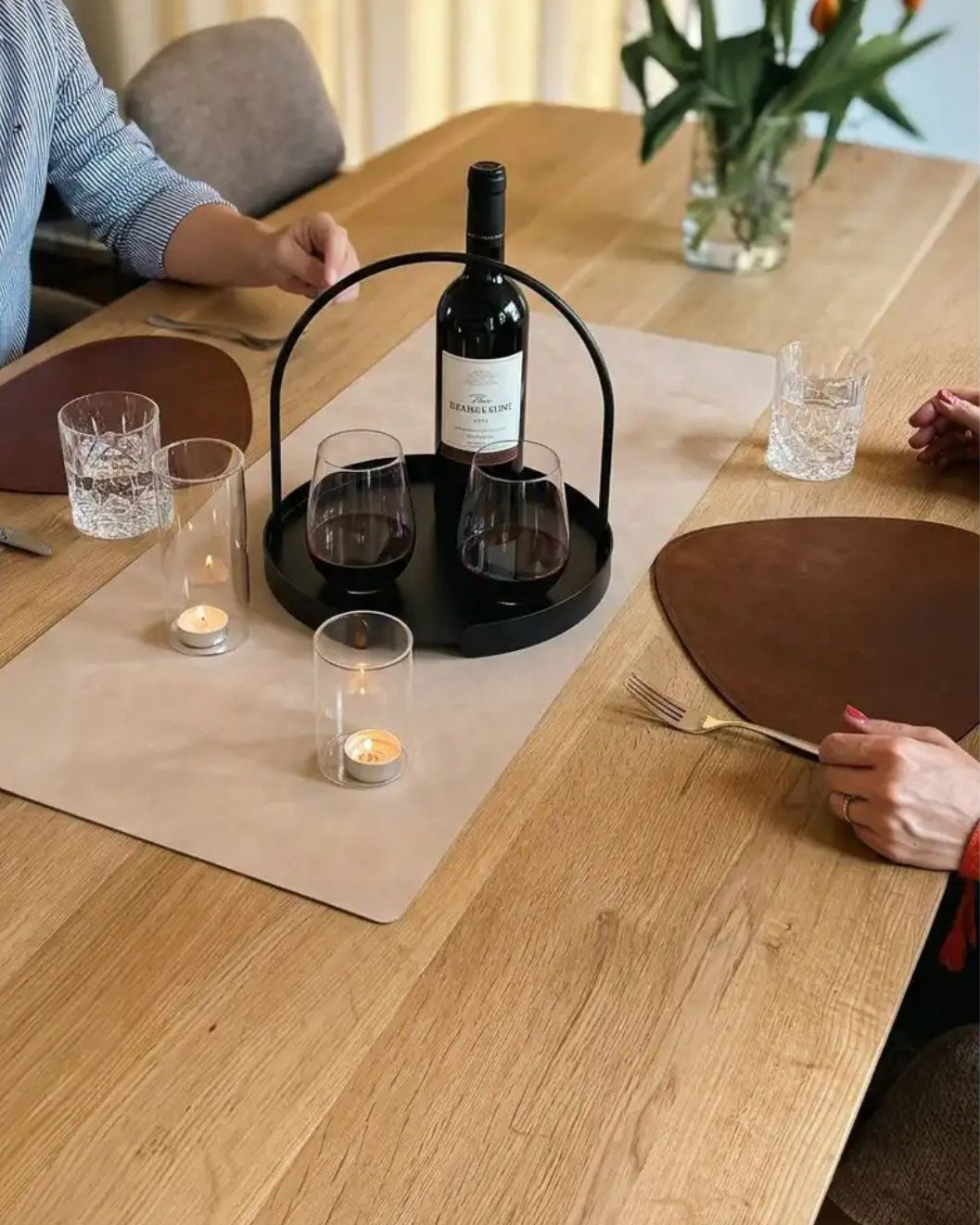 Serviertablett ARCO im Raum: Praktisch & Ordnung fördern