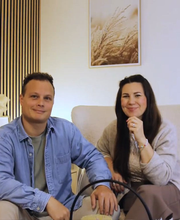Video laden: Video Jansora Gründer im Portrait im wohnlichen Ambiente