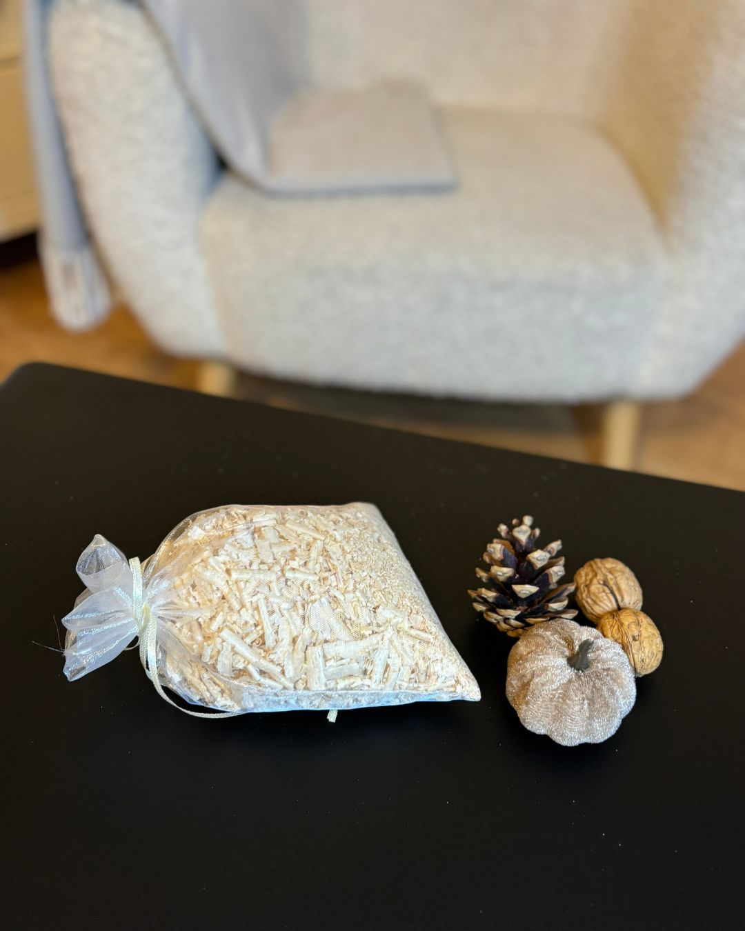 Zirbensäckchen in beige auf schwarzem Untergrund