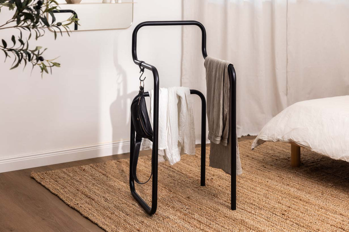 Herrendiener JAMES mit Kleidung im modernen Schlafzimmer