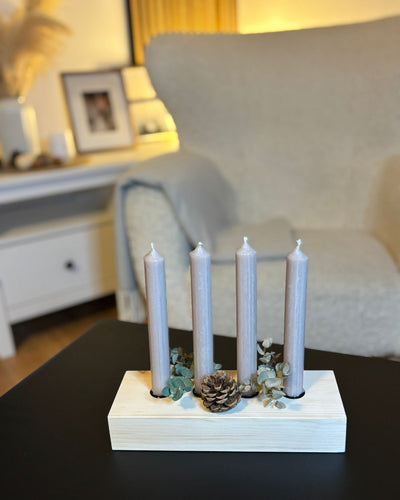 Adventskranz ZIRBE mit 4 Kerzen und Deko in wohnlichem Ambiente