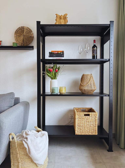 Schwarzes DONIA Design Standregal aus Stahl mit 150 cm Höhe im Wohnraum