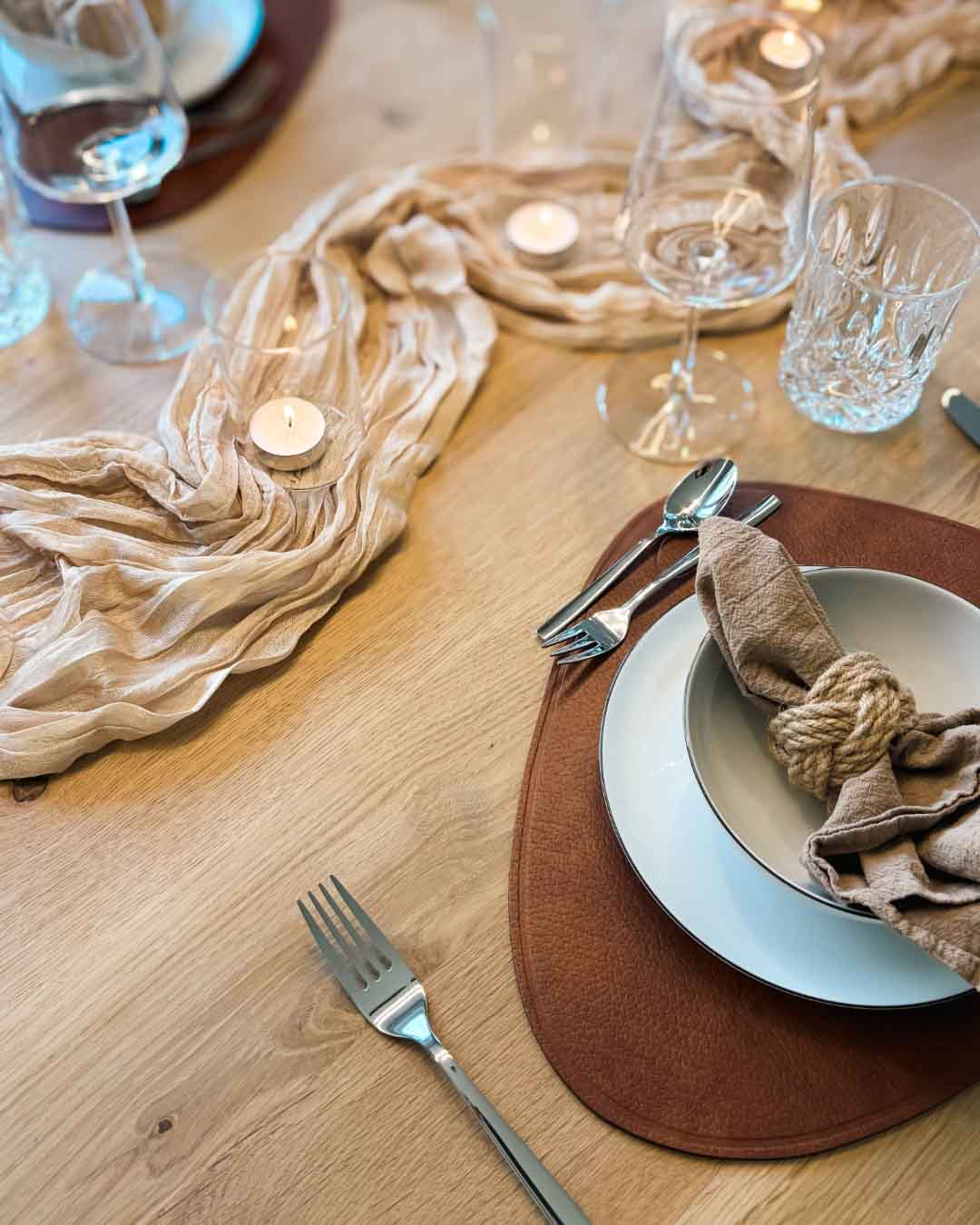 MATS Leder Designunterlage in Braun von Jansora als hochwertiges Tischset auf stilvoll gedecktem Esstisch