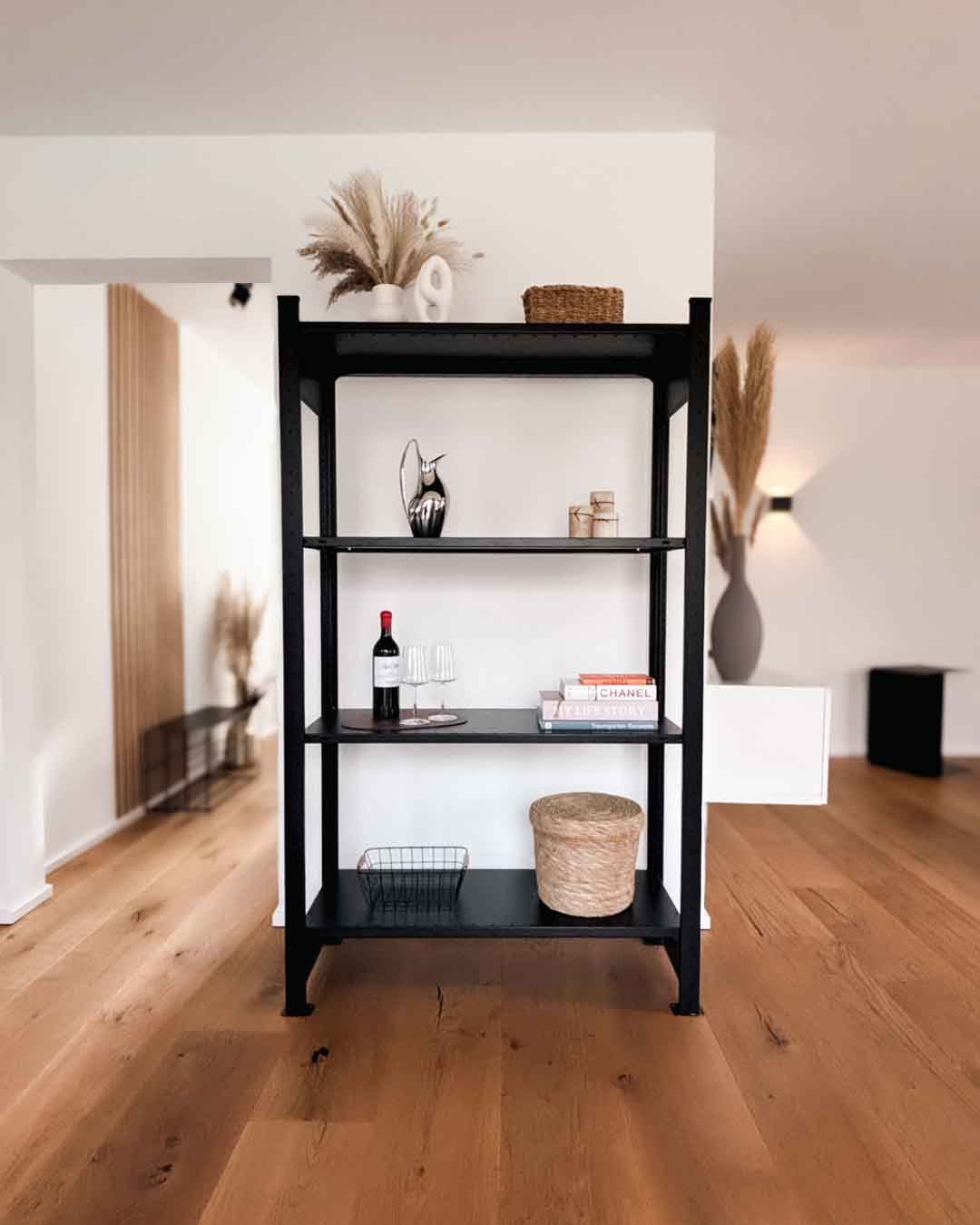 Schwarzes MICA Design Standregal aus Stahl mit 180 cm Höhe im Wohnraum