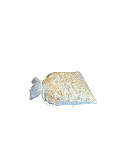 Zirbensäckchen in beige auf weißem Hintergrund